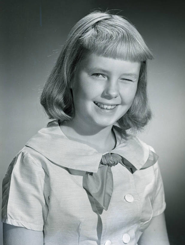 西方人,儿童,中年人,一个人,微笑,竖图,黑白,特写,正面,制服,幸福,纯洁,欧洲,欧洲人,仅一个女性,仅一个人,小孩,仅一个小孩,可爱,童年,童趣,摄影,肖像,童真,烂漫,无邪,天真,女孩,女人,女性,白种人,孩子,半身,影棚拍摄,挤眉弄眼,女生,晕影