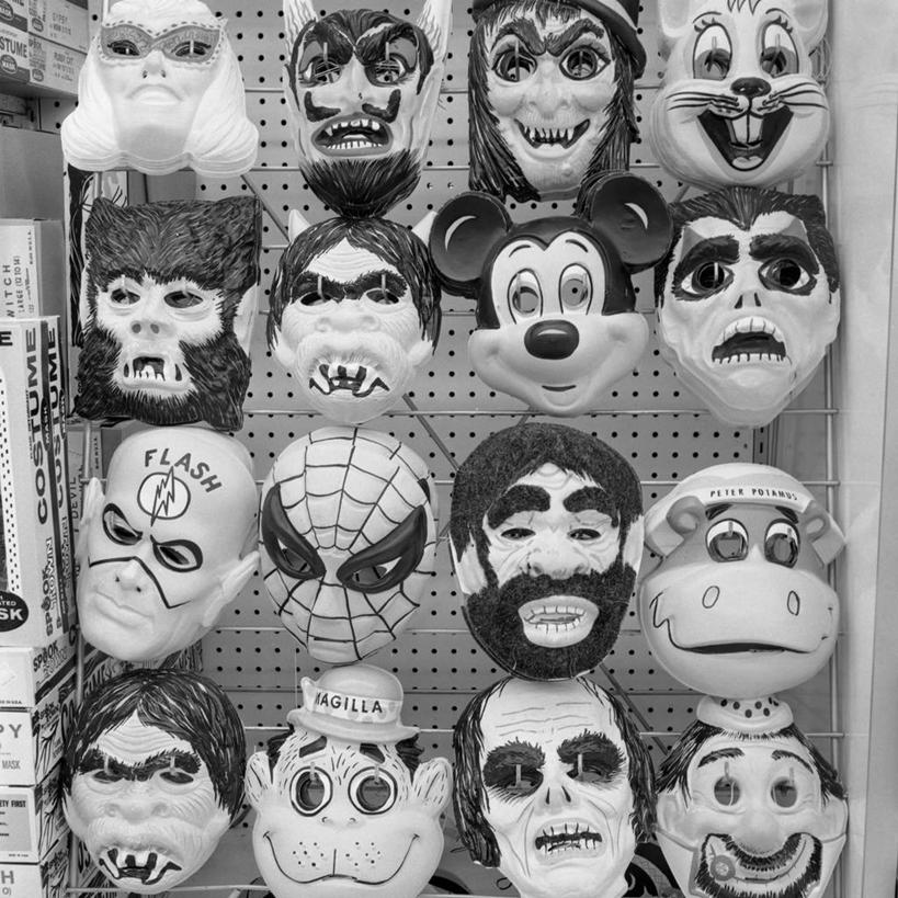 无人,方图,黑白,室内,白天,正面,美国,一排,许多,吊挂,悬挂,庆祝,整齐,面具,很多,古典,挂,排列,万圣节,摄影,英文字母,队列,怪物,美国文化,超级英雄,传统文化,拟人