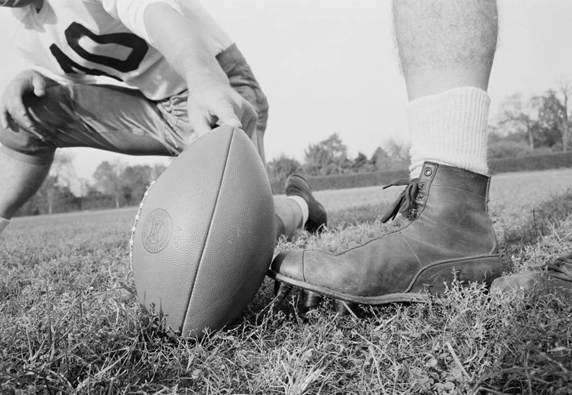 成年人,两个人,橄榄球场,横图,黑白,室外,特写,白天,运动服,旅游,度假,运动,团队,橄榄球,美景,鞋子,纽约,美国,踢,数字,景观,古典,拿着,娱乐,草,自然,享受,休闲,景色,放松,人体,摄影,部分,自然风光,足