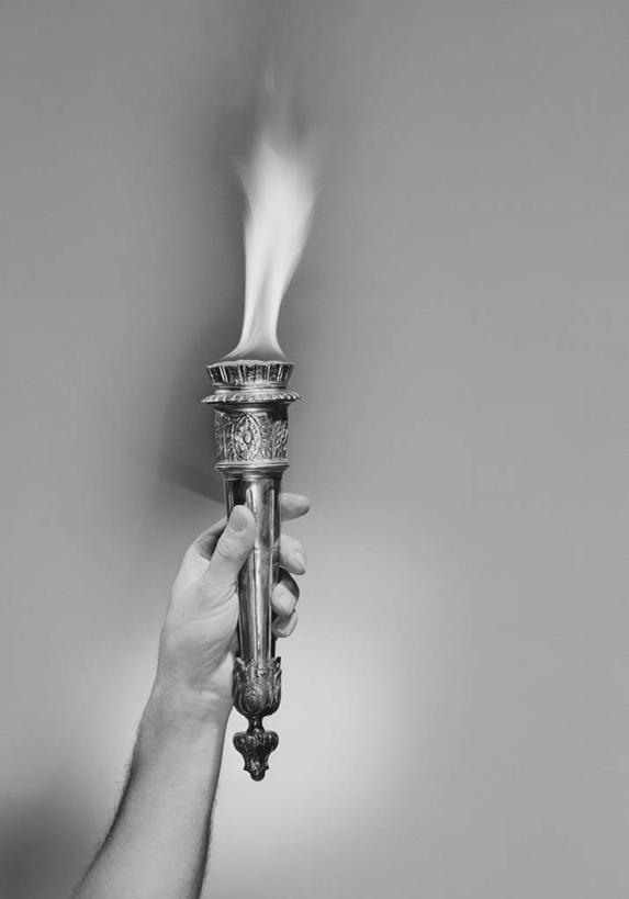 西方人,成年人,一个人,举,竖图,黑白,特写,白色背景,侧面,骄傲,运动,火,欧洲,欧洲人,仅一个女性,庆祝,火焰,古典,热,火把,火炬,拿着,一个,摄影,单个,成就,白种人,彩图,影棚拍摄