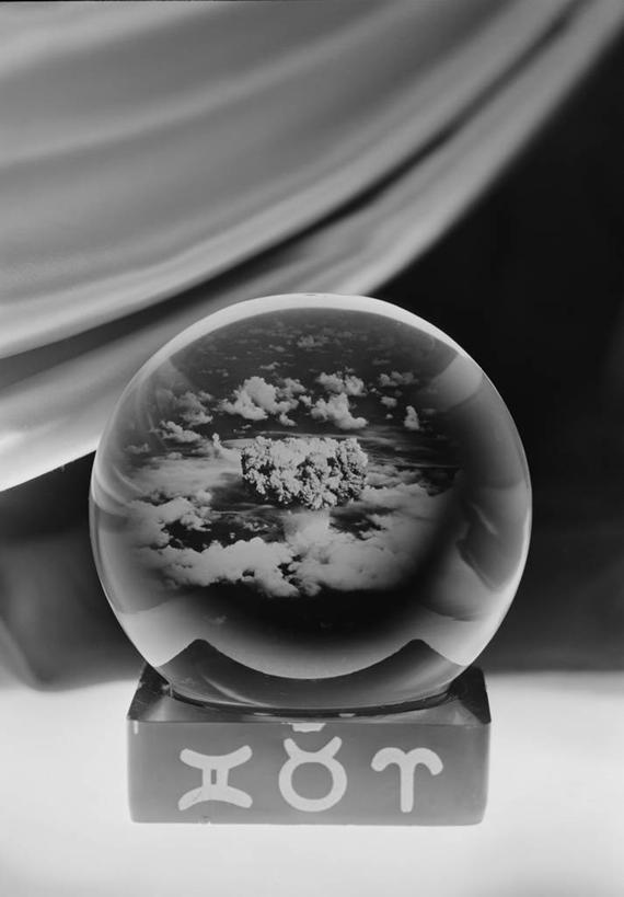 无人,竖图,黑白,室内,特写,白色背景,神秘,爆炸,火山,云,古典,一个,球体,水晶球,幻想,战争,摄影,单个,死亡,梦想,算命,彩图,影棚拍摄