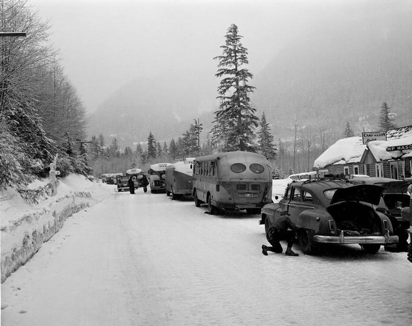 横图,黑白,室外,白天,山脉,雪,路,公路,汽车,松树,美国,冬天,巴士,公共交通,交通,古典,寒冷,运输,摄影,修理,跪着