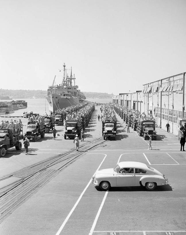 成年人,码头,竖图,俯视,黑白,室外,白天,海洋,船,汽车,美国,一排,士兵,整齐,水平线,许多人,古典,历史,排列,一群人,运输,摄影,军舰,抵达,队列,军服,群众,战舰,美国文化,军用战舰,华盛顿州,西雅图,战船,军用车,彩图,高角度拍摄,海港,朝鲜战争