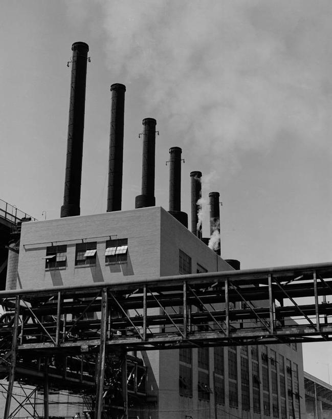 无人,工厂,竖图,黑白,室外,白天,仰视,烟囱,建筑,日光,美国,发电站,摄影,工程,宾夕法尼亚,蒸馏厂,彩图,低角度拍摄