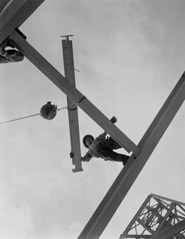 成年人,一个人,建筑工人,站,竖图,黑白,室外,白天,建筑业,建筑,美国,仅一个男性,头饰,拿着,注视,天空,安全帽,建筑工地,观察,看,摄影,观看,察看,关注,路易斯安那州,技能