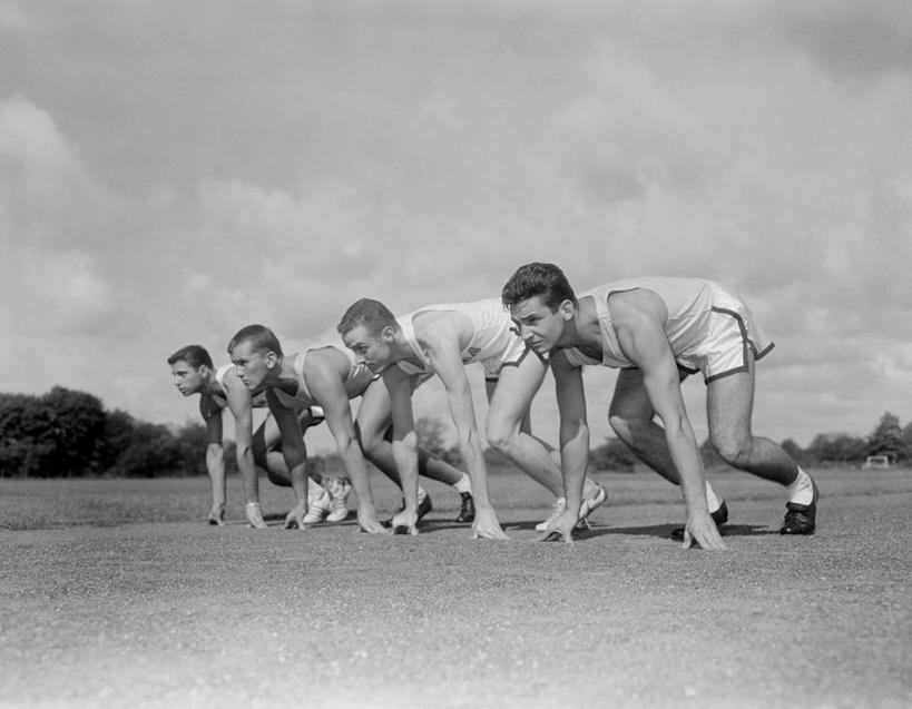 成年人,四个人,运动员,横图,黑白,室外,白天,侧面,运动服,锻炼,旅游,度假,快乐,比赛,运动,竞争,美景,纽约,美国,弯腰,准备,地形,景观,娱乐,自然,享受,休闲,景色,放松,摄影,迅速,体育运动,自然风光,田径运动员,机敏,体育,健身