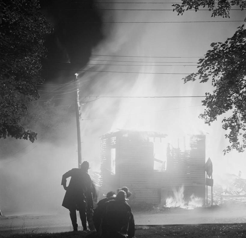 四个人,消防员,横图,方图,黑白,室外,夜晚,风险,火,美国,朦胧,模糊,火焰,房屋,燃烧,摄影,观看,不幸,剪影,毁灭,危险