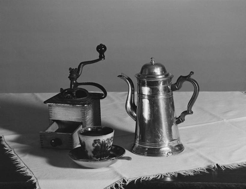 无人,横图,黑白,桌子,静物,电器,工具,咖啡杯,咖啡壶,设备,桌布,三个,冲泡,摄影,古董,家电,家用电器,咖啡机,磨粉,影棚拍摄,清除,压粉,装粉