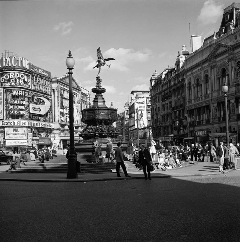 成年人,广场,竖图,方图,黑白,室外,白天,城市,建筑,路灯,指示牌,雕塑,英国,标志,雕像,文字,树荫,首都,许多人,标识,皮卡迪利广场,一群人,摄影,英国文化,男人,女人,莱斯特广场