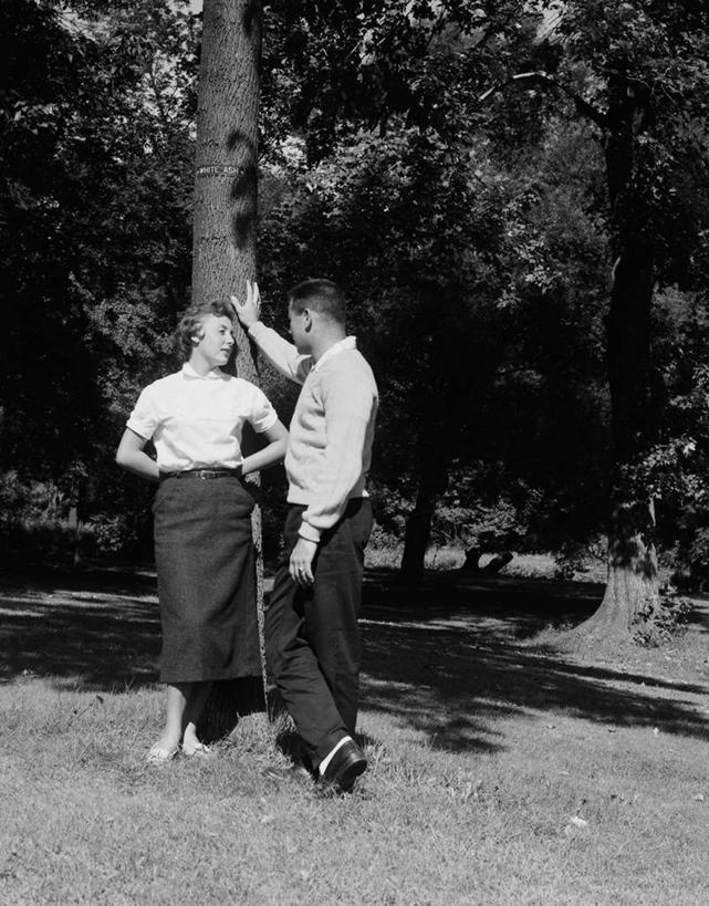 西方人,成年人,两个人,夫妻,公园,站,竖图,黑白,室外,白天,爱情,通讯,日光,欧洲,纽约,美国,欧洲人,古典,浪漫,休闲装,草,树干,面对面,调情,恩爱,恋人,摄影,享乐,异性恋,年轻男性,年轻女性,白种人,年轻人,夫妇,情侣,说话,爱,伴侣