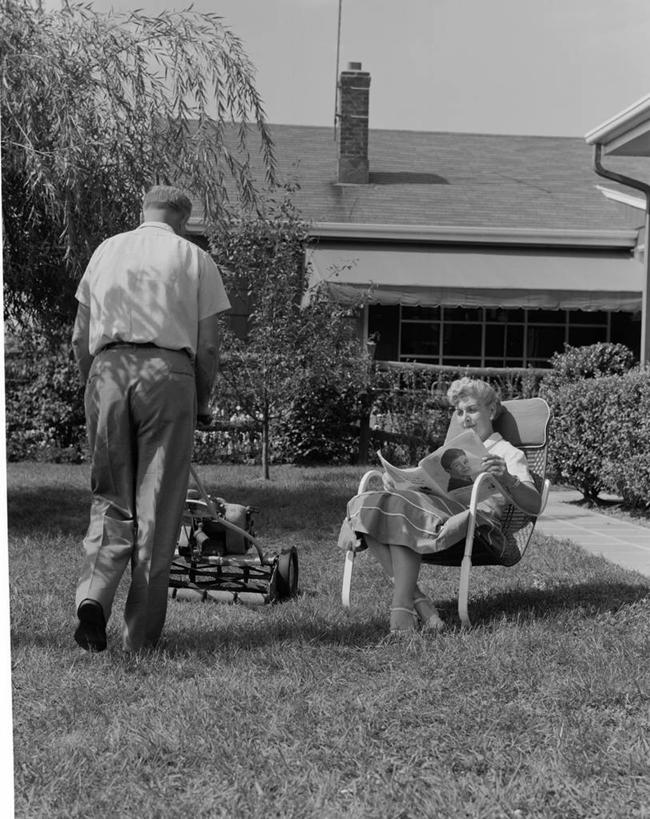 西方人,成年人,中年人,老年人,两个人,坐,竖图,黑白,室外,白天,衬衫,草坪,报纸,欧洲,纽约,美国,欧洲人,房屋,庭院,园艺,古典,拿着,休闲装,历史,放松,读书,摄影,割草机,沙滩椅,异性恋,老年男性,老年女性,白种人,休闲活动,步行,割,家务劳动