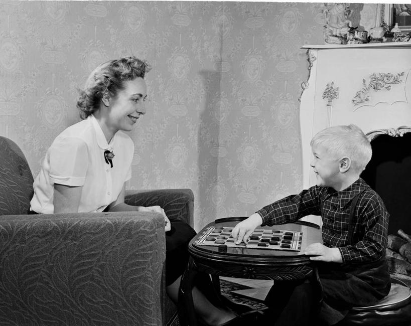 西方人,儿童,成年人,中年人,两个人,家庭,母亲,儿子,坐,微笑,横图,黑白,室内,白天,侧面,快乐,纯洁,竞争,桌子,椅子,欧洲,纽约,美国,欧洲人,连接,古典,茶几,拿着,休闲装,历史,小孩,温暖,温馨,一家人,面对面,放松,可爱,乐趣,童年,童趣,摄影,和睦,起居室,扶手椅,享乐,童真,烂漫,无邪,敌对,策略,西洋跳棋,天真,男孩,男性,女性,中年女性,白种人,孩子,休闲活动,融洽