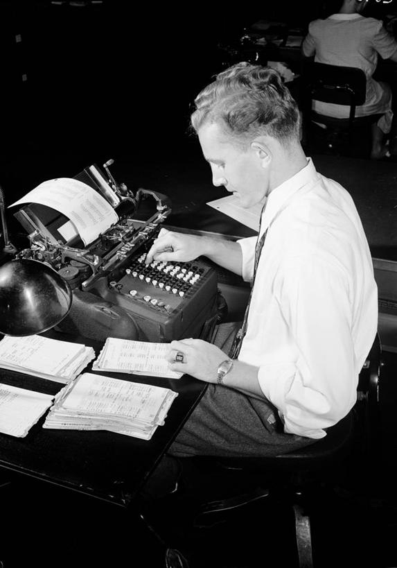 西方人,成年人,中年人,一个人,商务人士,秘书,商务男性,办公室,坐,竖图,黑白,室内,衬衫,商务,计算器,欧洲,纽约,美国,欧洲人,仅一个男性,仅一个人,仅一个中年男性,写,套装,书桌,职业,读书,金融,理财,摄影,经济,账单,企业,公司,票据,收银条,文档,发票,商务装,小票,贸易,工薪阶层,技能,男人,男性,中年男性,白种人,白领,上班族,衬衣,顾问,收据,金融投资顾问