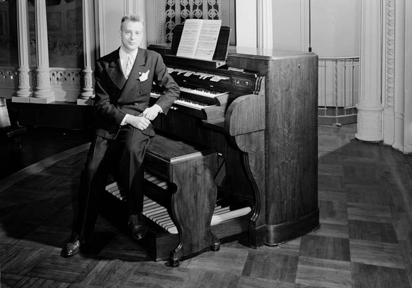 西方人,成年人,中年人,老年人,一个人,坐,横图,黑白,室内,键盘,欧洲,纽约,美国,欧洲人,仅一个男性,仅一个人,仅一个中年男性,表演,乐谱,乐器,音乐,摄影,键盘乐器,肖像,音乐人,风琴,技能,男人,男性,中年男性,白种人