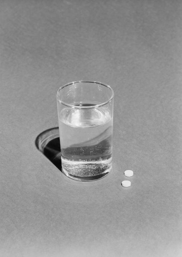 无人,竖图,黑白,水,药丸,饮用水,三个,冷饮,摄影,简单,影棚拍摄,减轻