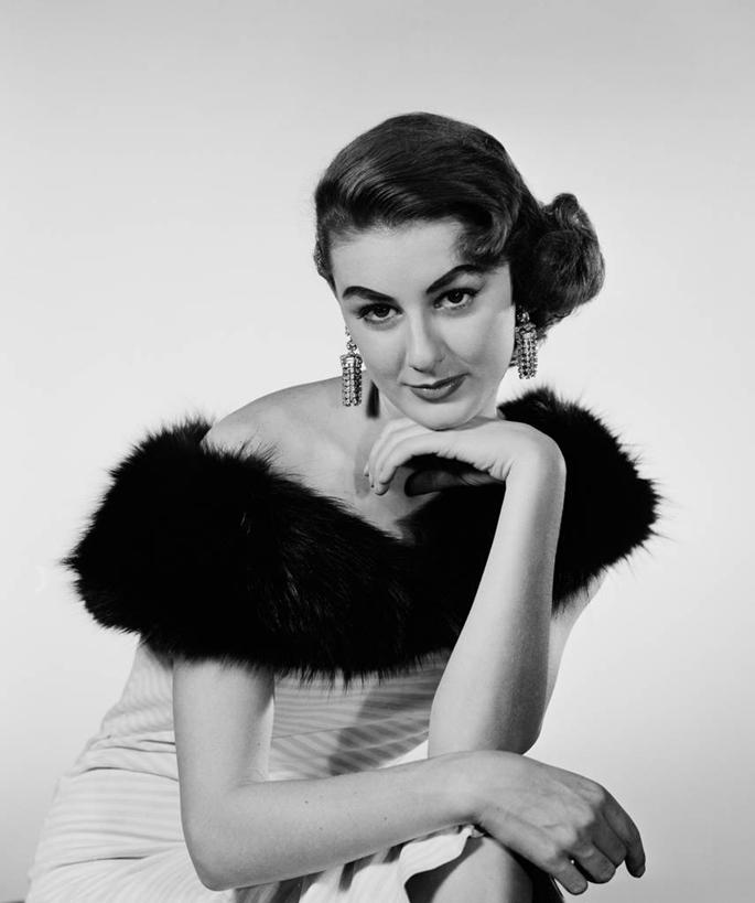 西方人,成年人,头发,一个人,竖图,黑白,室外,白天,泳装,度假,欧洲,纽约,美国,欧洲人,仅一个年轻女性,仅一个女性,仅一个人,云,黑色,趴着,摄影,跳板,肖像,抹胸裙,年轻女性,女人,女性,白种人,年轻人,长发,休闲活动,半身,美人