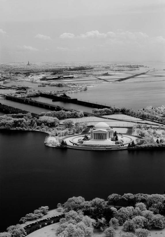 无人,竖图,俯视,黑白,室外,白天,建筑,路,美国,地平线,河岸,辽阔,地面,首都,历史,广阔,摄影,一望无际,延伸,美国文化,华盛顿特区,波托马克河,天地相交,杰斐逊纪念堂,无边无际,一马平川,高角度拍摄