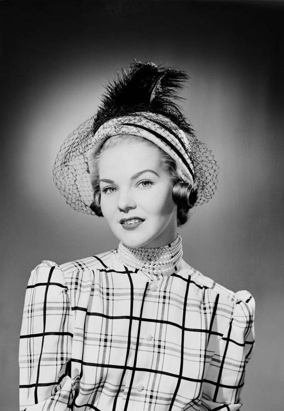 西方人,成年人,中年人,一个人,微笑,竖图,黑白,时尚,信心,帽子,项链,欧洲,欧洲人,仅一个女性,仅一个人,正装,仅一个中年女性,摄影,聚光灯,高雅,优美,肖像,女人,女性,中年女性,白种人,半身,影棚拍摄,美人,高领毛衣