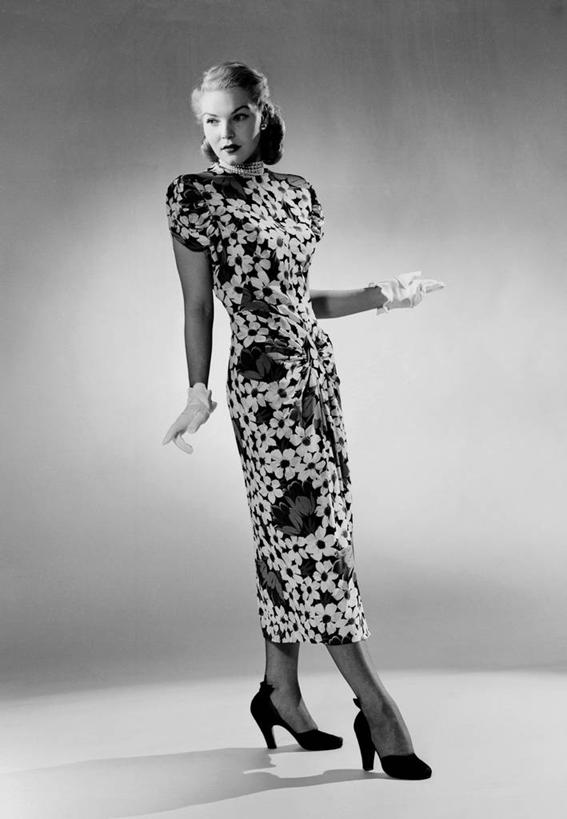 西方人,成年人,一个人,站,竖图,黑白,高跟鞋,时尚,欧洲,欧洲人,仅一个年轻女性,仅一个女性,仅一个人,花纹,正装,手势,摄影,高雅,肖像,时装模特,年轻女性,女人,女性,白种人,年轻人,发型,影棚拍摄,打手势,美人