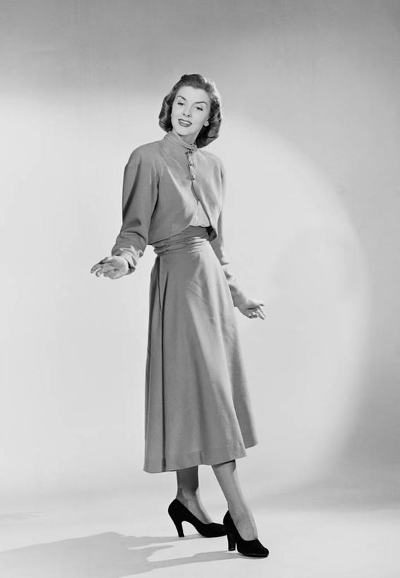 西方人,成年人,中年人,一个人,站,微笑,竖图,黑白,高跟鞋,时尚,满意,信心,欧洲,欧洲人,仅一个女性,仅一个人,正装,仅一个中年女性,摄影,聚光灯,高雅,肖像,时装模特,女人,女性,中年女性,白种人,发型,影棚拍摄,美人