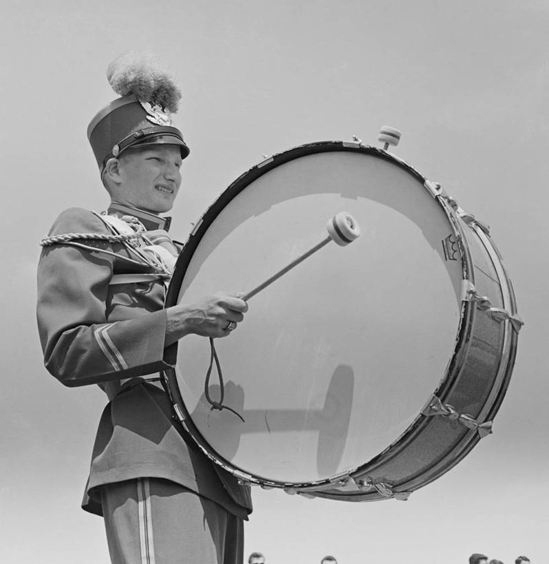 西方人,成年人,一个人,站,竖图,方图,黑白,室外,白天,制服,欧洲,纽约,美国,欧洲人,仅一个男性,仅一个人,表演,庆祝,鼓,音乐,仅一个年轻男性,摄影,运送,鼓槌,鼓手,男人,男性,年轻男性,白种人,年轻人,半身