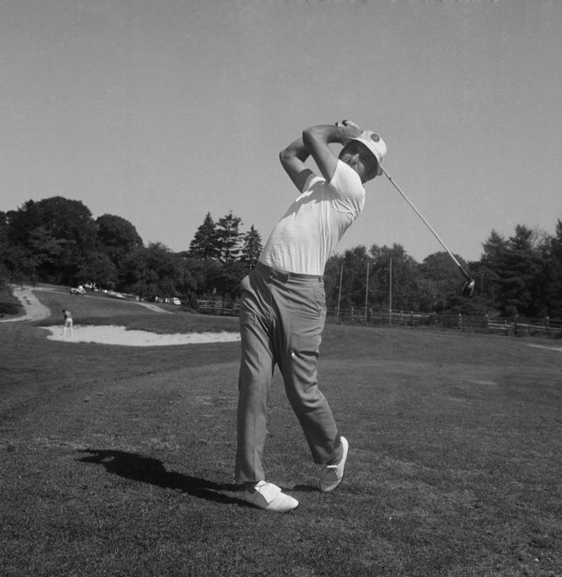 西方人,成年人,中年人,老年人,一个人,竖图,方图,黑白,室外,白天,运动服,运动,欧洲,纽约,美国,欧洲人,仅一个男性,仅一个人,仅一个中年男性,挥杆,高尔夫球场,摄影,高尔夫球杆,技能,高尔夫球运动,男人,男性,中年男性,白种人,休闲活动