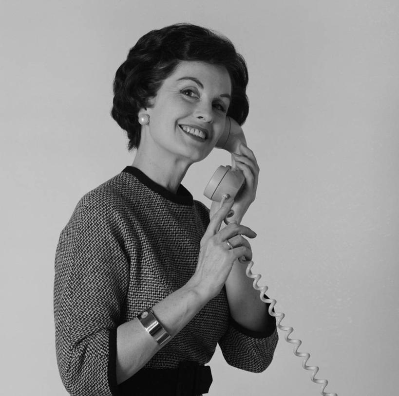 西方人,成年人,中年人,老年人,头发,一个人,笑,打电话,微笑,露齿笑,横图,方图,黑白,白色背景,快乐,通讯,幸福,欧洲,欧洲人,仅一个女性,仅一个人,黑色,仅一个中年女性,摄影,享乐,肖像,听筒,女人,女性,中年女性,白种人,说话,半身,影棚拍摄,美人