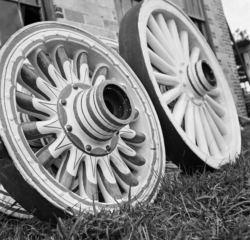 无人,横图,黑白,室外,特写,白天,美国,并排,圆形,房屋,草,两个,车轮,摄影,简单,汽车部件