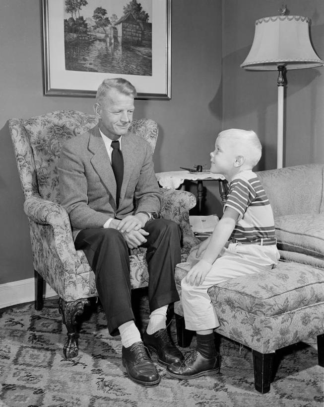 儿童,成年人,中年人,老年人,两个人,家庭,祖父母,祖父,坐,微笑,竖图,黑白,室内,白天,快乐,纯洁,椅子,相框,美国,连接,套装,领带,古典,休闲装,历史,灯,小孩,放松,可爱,童年,童趣,摄影,电灯,起居室,扶手椅,享乐,作画,童真,渴望,烂漫,无邪,天真,老年男性,男孩,男性,孩子,孙子,休闲活动,说话