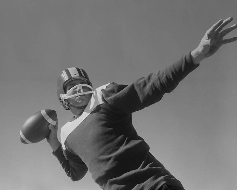 成年人,一个人,横图,黑白,室外,白天,仰视,美国,仅一个男性,仅一个人,头饰,仅一个年轻男性,天空,摄影,橄榄球运动员,队服,技能,美式足球,男人,男性,年轻男性,年轻人,扔,半身,低角度拍摄