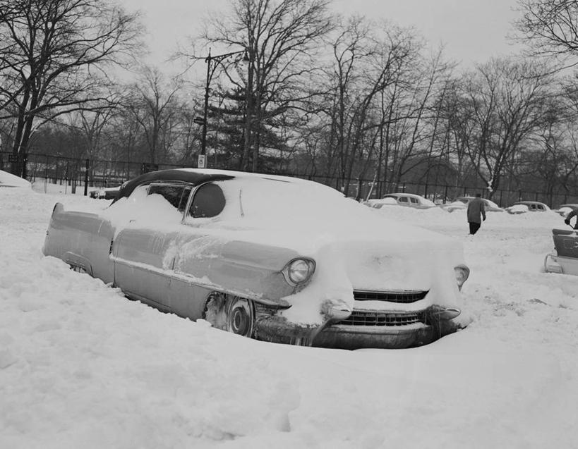 横图,黑白,室外,白天,雪,街道,汽车,纽约,美国,堆叠,冬天,运输,摄影,停止,暂停,挑战,停滞,布朗克斯