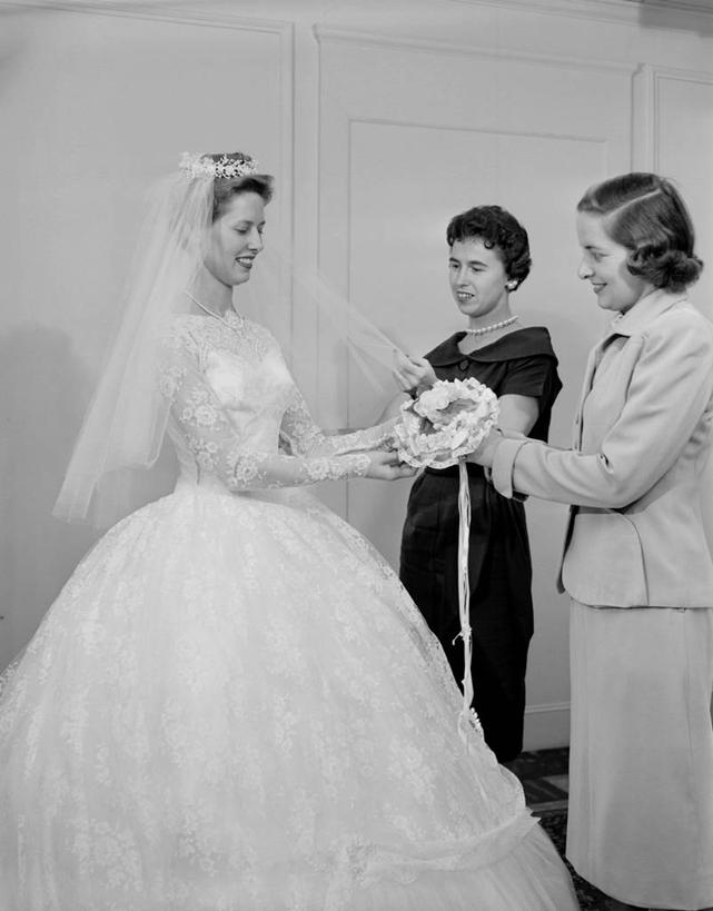 成年人,一个人,三个人,新娘,站,微笑,竖图,黑白,室内,正面,裙子,美国,仅一个年轻女性,仅一个女性,仅一个人,正装,拿着,摄影,面纱,花童,小傧相,年轻女性,女人,女性,年轻人