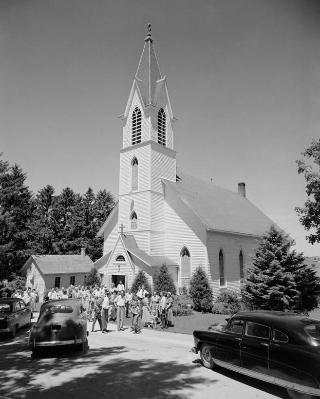教堂,竖图,黑白,室外,白天,街道,汽车,美国,阴影,庆祝,钟楼,许多人,树,一群人,摄影,宗教,宗教建筑,爱荷华
