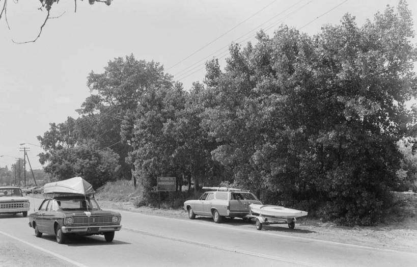 划艇,无人,横图,黑白,室外,白天,旅游,公路,汽车,美国,交通,车,交通工具,运输,摄影,自驾游,载具,露营,野营,房车,宿营,露营车,旅行,拖挂式房车