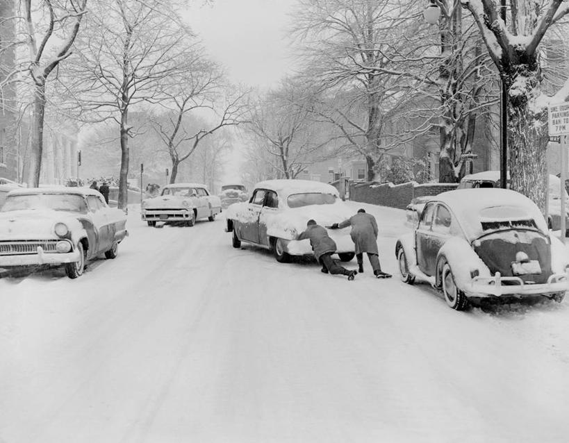 成年人,两个人,推,横图,黑白,室外,白天,雪,街道,汽车,美国,冰,冬天,背面,寒冷,摄影,努力,问题,男人