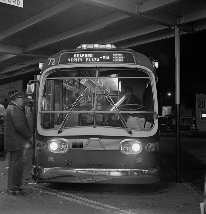 竖图,方图,黑白,室外,夜晚,旅途,照明,美国,标志,公共交通,灯,灯具,摄影,英文字母,照亮,照明设备,上车,班车,前照灯,前大灯,纽约州,车前灯,公共汽车站,公车站