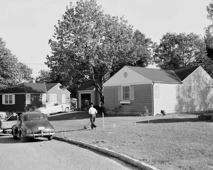 成年人,一个人,横图,黑白,室外,白天,草坪,街道,汽车,美国,仅一个男性,朦胧,模糊,房屋,郊区,树,背面,摄影,宁静,停止,暂停,停滞,割