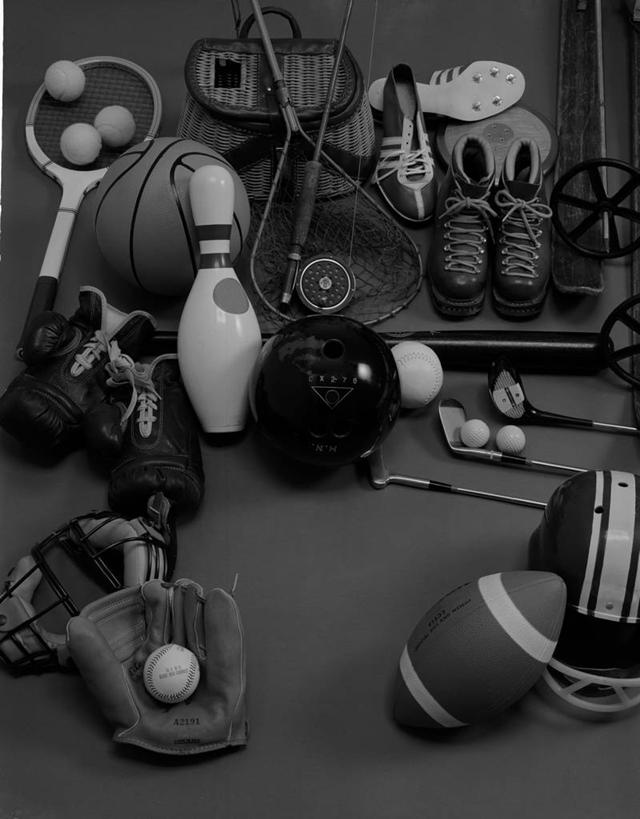 无人,竖图,黑白,运动,美国,许多,灰色背景,丰富,棒球手套,网球拍,球棒,很多,灰色,摄影,多样,高尔夫球杆,体育器械,选择,影棚拍摄