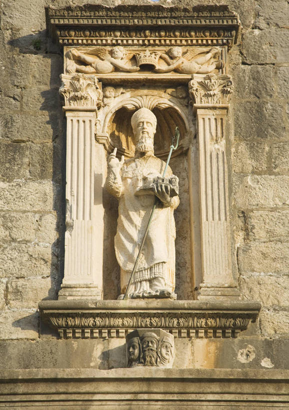 胡须,无人,站,竖图,插画,室外,白天,仰视,数码,科技,雕塑,克罗地亚,天使,阴影,艺术,装饰,网络,标志,雕刻,雕像,符号,柱子,墙,高光,几何,计算机图形,文艺复兴,祝福,合成,图画,标识,画,工艺品,地标建筑,人体,摄影,纪念,美术,电脑合成图,数码合成图,合成图,主题,漫画,陈列,宗教服装,写实,具体,具象,功能,美学,性别符号,胡子,络腮胡,王冠,彩图,低角度拍摄,浅浮雕,主教冠,男性符号