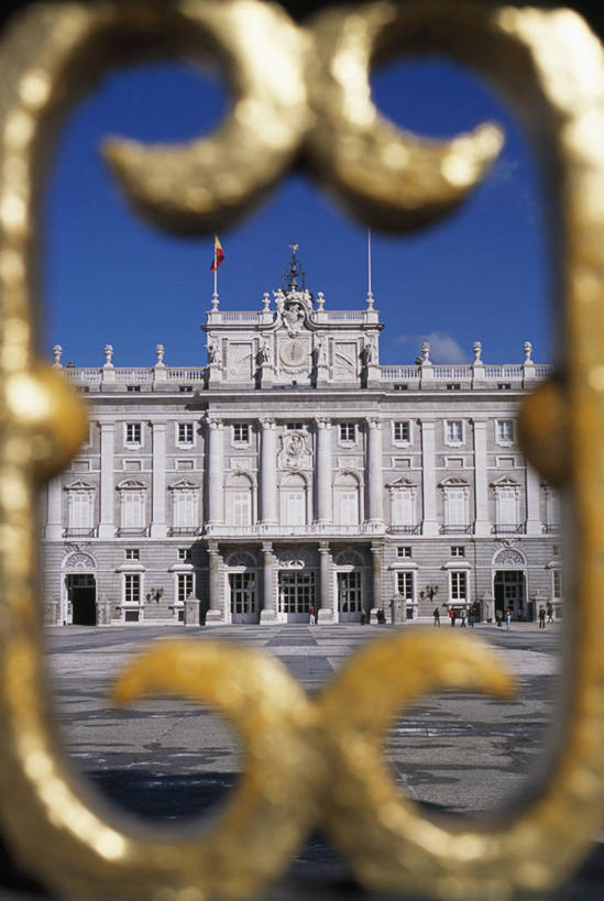 宫殿,竖图,室外,白天,旅游,建筑,旗帜,西班牙,欧洲,柱子,大门,首都,马德里,摄影,南欧,万里无云,西班牙王国,马德里自治区,马德里皇宫,彩图,东方广场