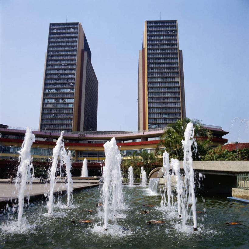 无人,方图,室外,白天,仰视,水,城市,建筑,摩天大楼,喷泉,委内瑞拉,喷,池塘,塔,首都,树,南美,摄影,南美洲,拉丁美洲,美洲,万里无云,亚美利加洲,南亚美利加洲,加拉加斯,委内瑞拉玻利瓦尔共和国,彩图,低角度拍摄