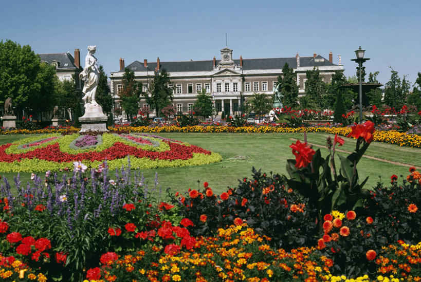 无人,横图,室外,白天,草坪,美景,法国,雕像,花坛,景观,花,自然,景色,摄影,生长,园林,自然风光,市政厅,法国文化,卢瓦尔河谷,昂热,彩图