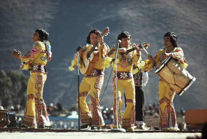 舞台,横图,室外,白天,秘鲁,五个人,庆祝,鼓,吉他,音乐,黄色,南美,摄影,唱,南美洲,拉丁美洲,美洲,吉他手,演出服,秘鲁共和国,库斯科,首府,亚美利加洲,南亚美利加洲,玉米之仓,库斯科省,歌手,彩图,传统服装,舞蹈,库斯科大区,传统节日