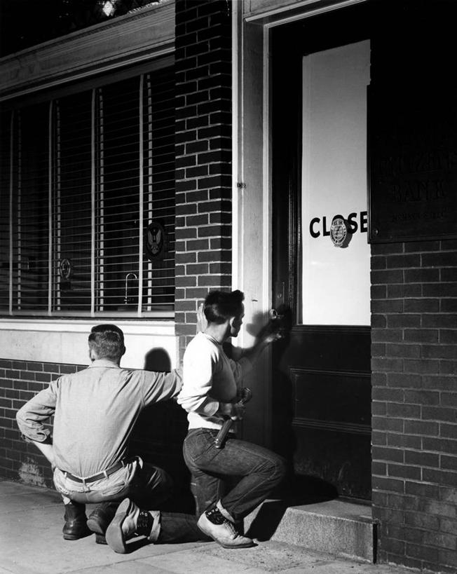 成年人,两个人,蹲,竖图,黑白,室外,夜晚,合作,美国,关闭,开,砖墙,摄影,观看,英文字母,犯罪,封闭,盗窃,偷窃,机敏,小偷,窃贼,盗贼,贼,偷盗,男人