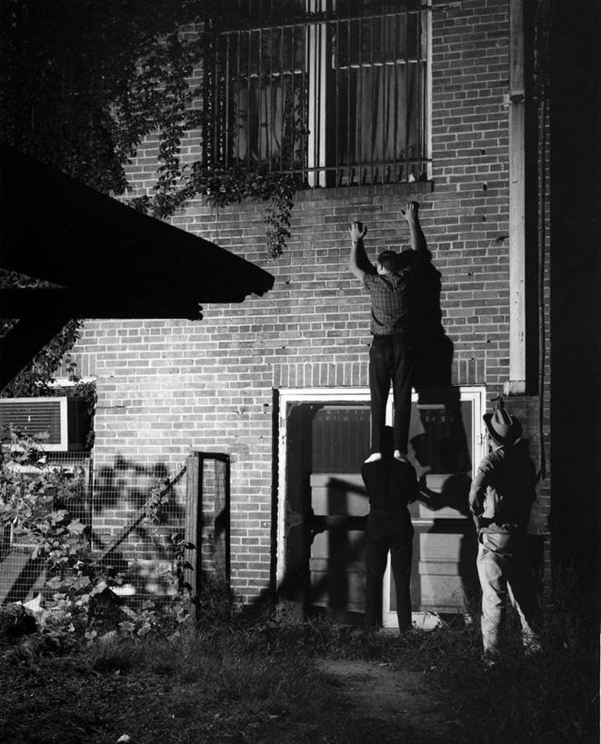 成年人,三个人,站,竖图,黑白,室外,夜晚,合作,窗户,美国,房屋,砖墙,背面,伸手,摄影,上升,协助,支撑,照亮,犯罪,盗窃,偷窃,小偷,窃贼,盗贼,贼,偷盗,男人