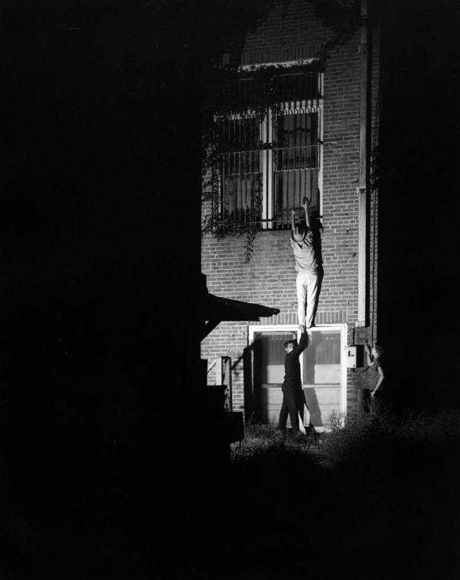 成年人,两个人,站,竖图,黑白,室外,夜晚,合作,窗户,美国,房屋,扭头,注视,砖墙,背面,观察,看,转头,伸手,摄影,观看,上升,协助,支撑,照亮,犯罪,察看,关注,盗窃,偷窃,小偷,窃贼,盗贼,贼,偷盗,男人