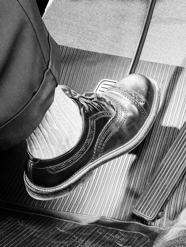 成年人,中年人,腿,一个人,推,竖图,黑白,特写,汽车,美国,仅一个男性,仅一个人,仅一个中年男性,运输,人体,摄影,尾灯,足,踏板,四肢,男人,男性,中年男性,旅行