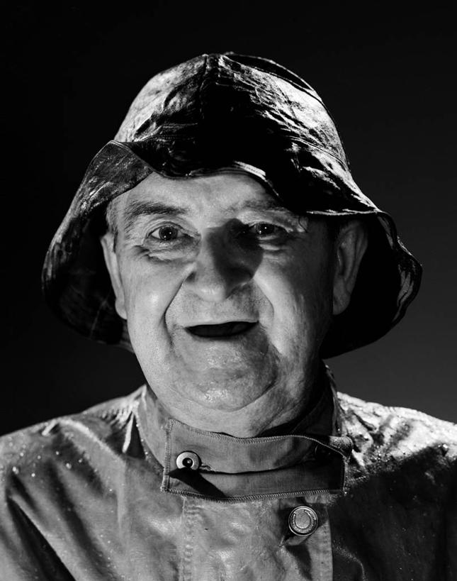 成年人,老年人,脸,头,脸颊,一个人,渔夫,微笑,竖图,黑白,美国,仅一个男性,仅一个人,外套,肩膀,仅一个老年男性,鸭舌帽,摄影,肖像,防水服,老年男性,男人,男性,头部,脸部,脸蛋,面部,影棚拍摄,钓鱼