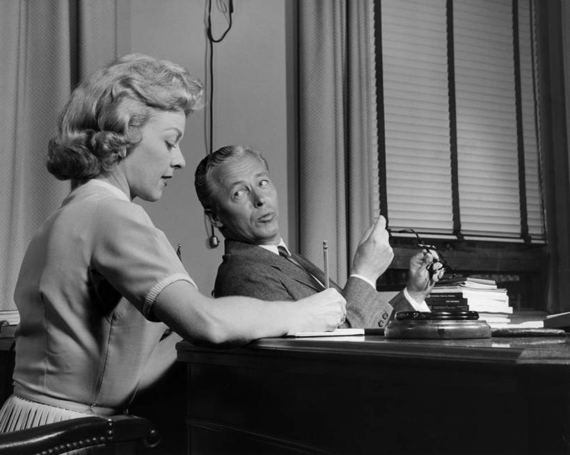 成年人,中年人,老年人,两个人,商务人士,秘书,商务男性,办公室,坐,横图,黑白,室内,衬衫,商务,合作,美国,写,套装,图像,书桌,笔记本,摄影,权威,企业,公司,商务装,合伙,工薪阶层,信函,老年男性,中年女性,白领,上班族,说话,半身,衬衣