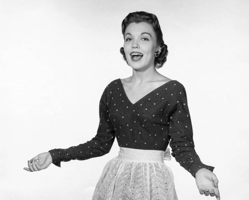 成年人,中年人,嘴,一个人,站,横图,黑白,白色背景,裙子,美国,仅一个女性,仅一个人,表演,圆点,手势,张嘴,仅一个中年女性,人体,摄影,唱,V领,高雅,肖像,张大嘴巴,技能,女人,女性,中年女性,口,口腔,嘴巴,嘴唇,张开嘴,歌手,半身,影棚拍摄,打手势,美人